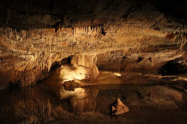 Vue intérieure grotte avec plan d'eau