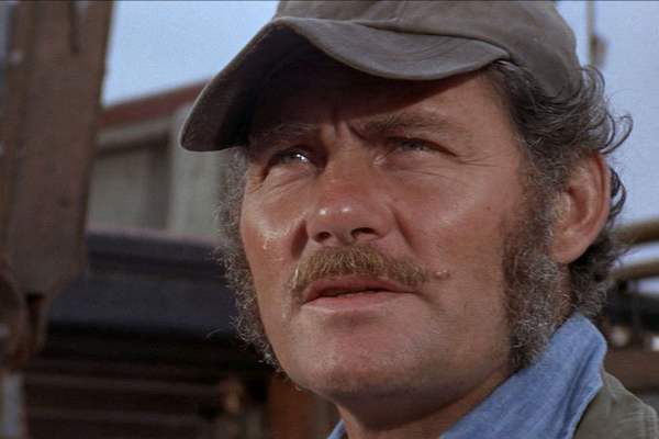 Quint raconte l'USS Indianapolis dans Les Dents de la mer